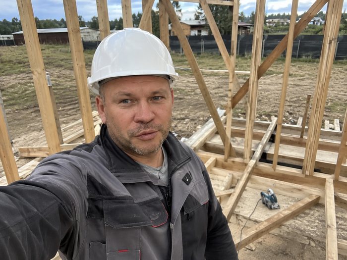Юрий Бутаков на строительном объекте